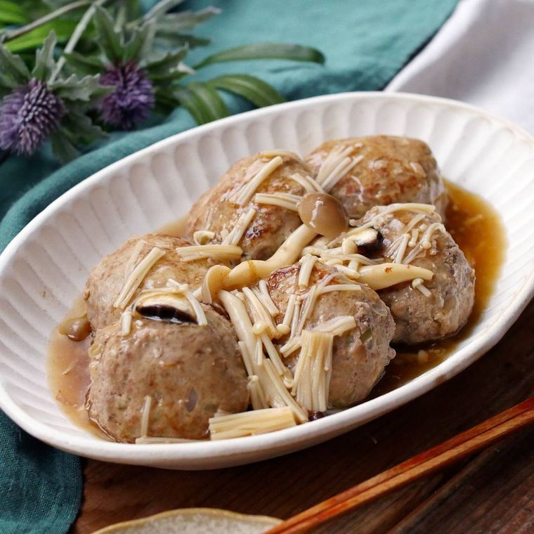 きのこ入り和風煮込みハンバーグが盛られている皿