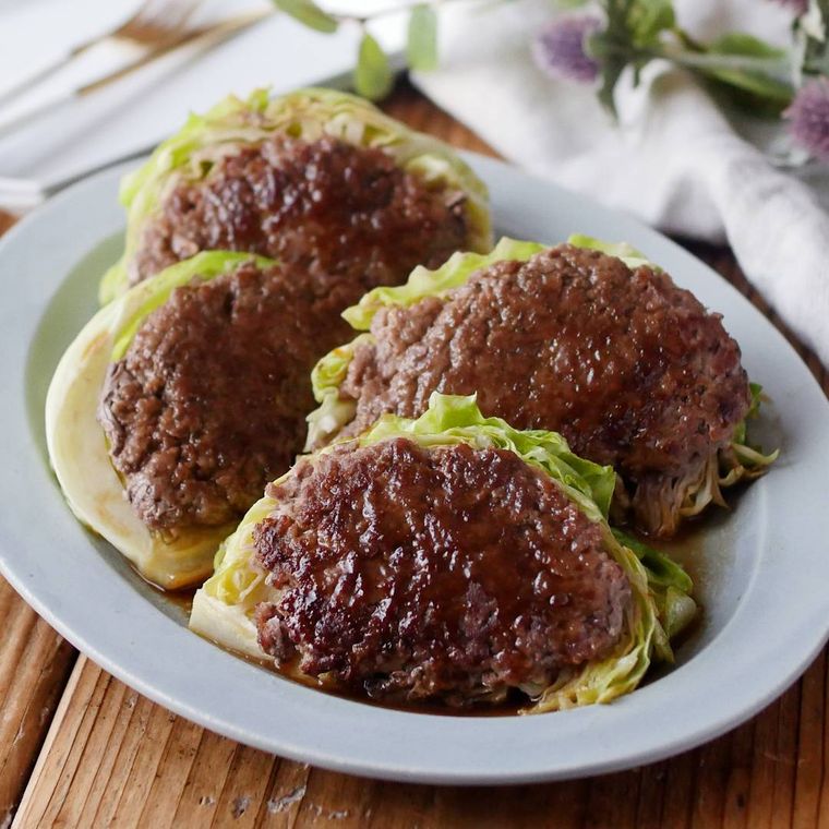 キャベツの照り焼きのっけハンバーグが4つ盛られている皿