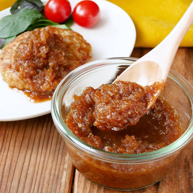 ハンバーグの和風ソースをスプーンですくい上げる様子