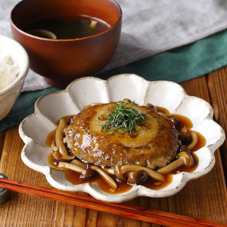 れんこん入りハンバーグがひとつ盛られている皿