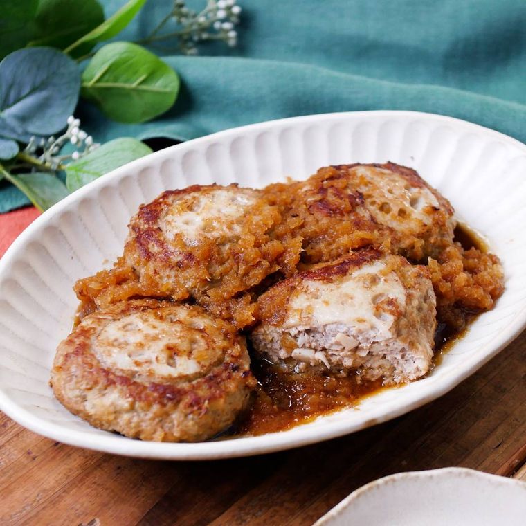 和風おろし煮込みハンバーグがたっぷり盛られている皿