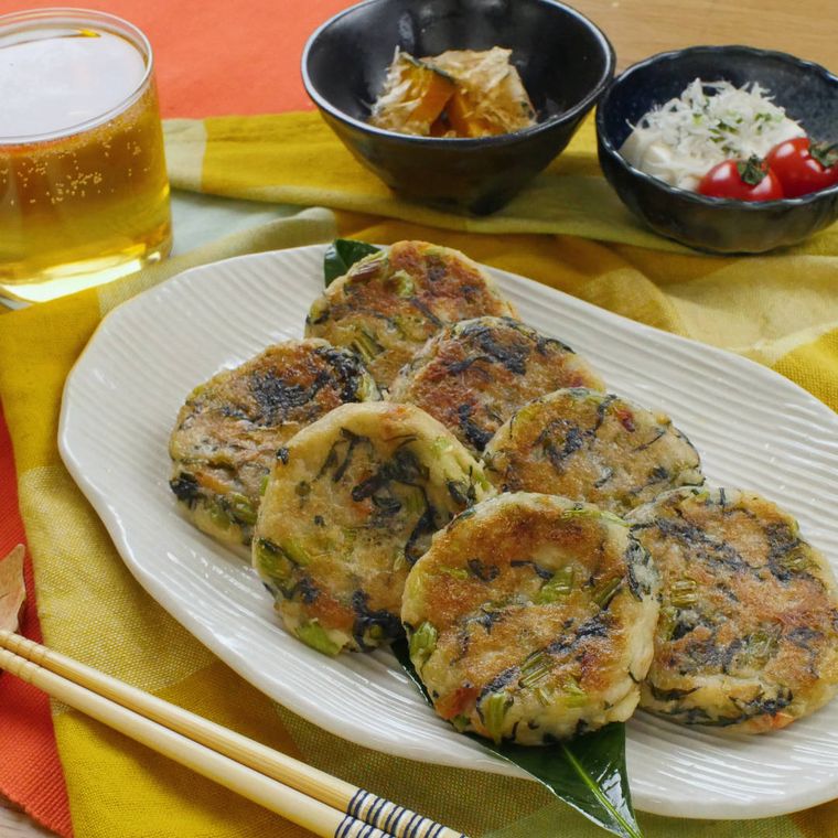 白い皿に盛り付けた桜えびと野沢菜の里芋おやき