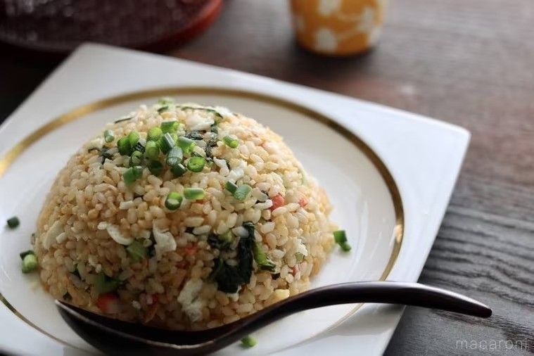 金の縁の白い皿に盛り付けた野沢菜カニカマチャーハン