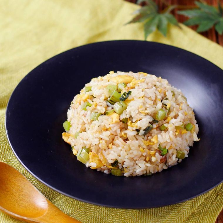黒い皿に盛り付けた野沢菜チャーハン