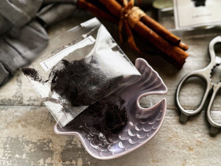 トリュフ海藻の中身をパッケージから小鳥型小皿に出している様子