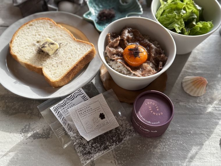 ロフォーテンシーウィードの商品とトリュフ海藻を使った料理のテーブルコーディネート