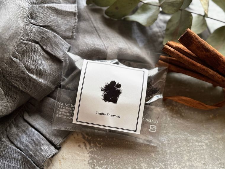 トリュフ海藻のパッケージとテーブルクロスのコーディネート
