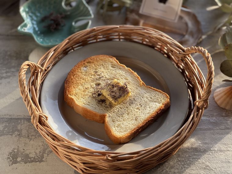 かごに入ったブルーグレープレートにのったトリュフ海藻バタートースト