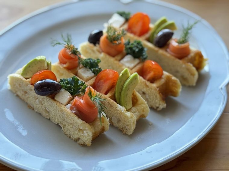 ライトグレーのリムプレートにもったアレンジワッフル料理