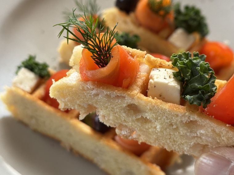 スモークサーモンなどを詰めたスティック状のワッフル