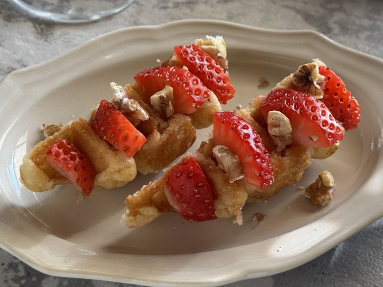 アイボリーホワイトのリム皿にいちごとナッツのミニスイーツがのっている様子