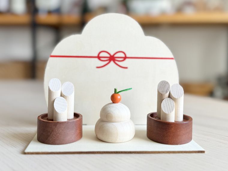 正月木製飾り台 水引の上にのせた セリアの木製オブジェ 門松と木製鏡餅