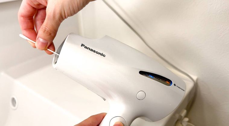 吹き出し口を掃除しているところ