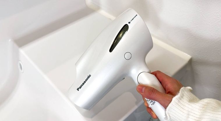 ドライヤーを持っているところ