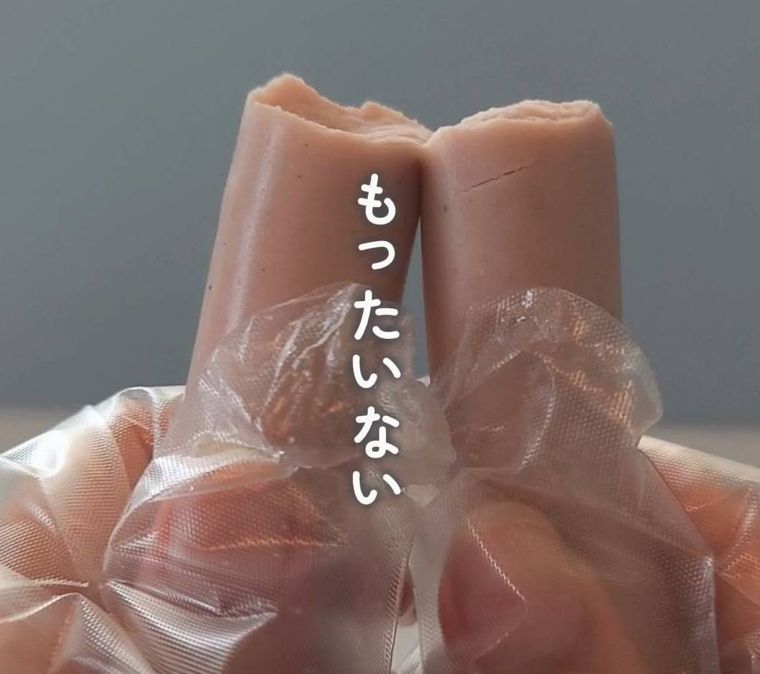 魚肉ソーセージを折った様子