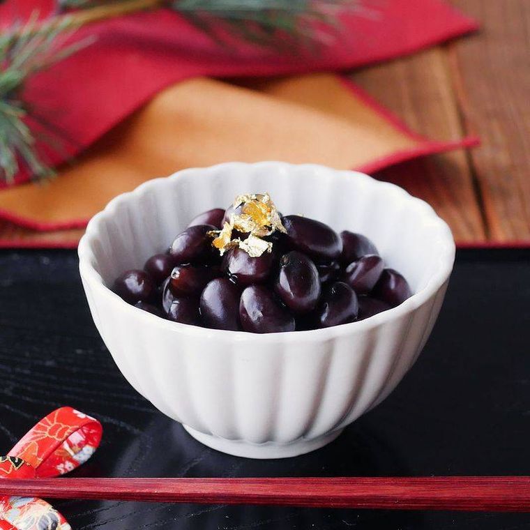 器に盛られた黒豆煮