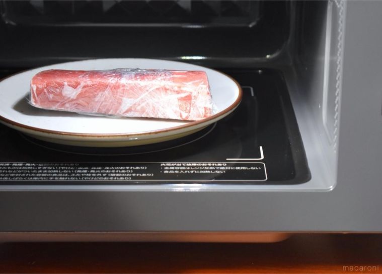 電子レンジ庫内に置いた冷凍マグロサク