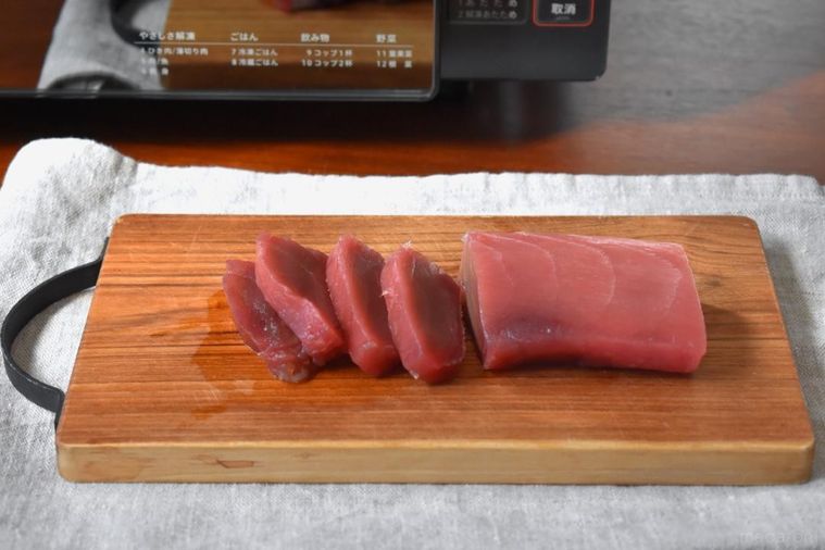 まな板の上でカットしたマグロの刺身
