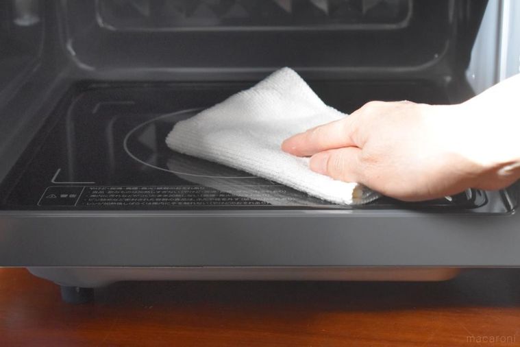 布巾を添えた電子レンジの庫内