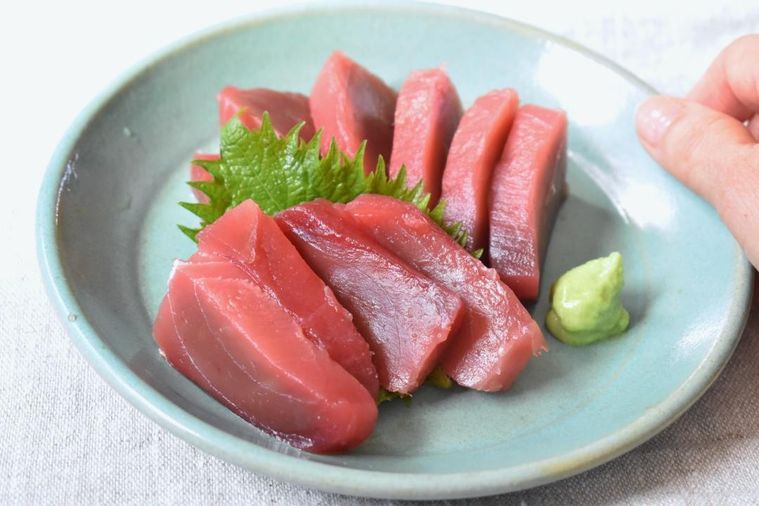 皿に盛ったマグロの刺身