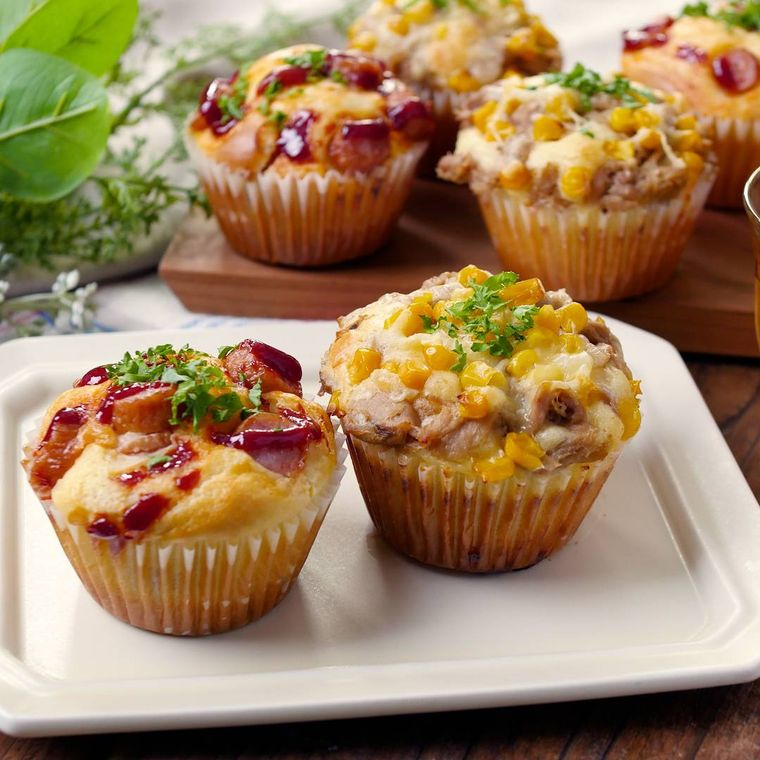 オフホワイトの四角い皿にのせたおかずマフィン