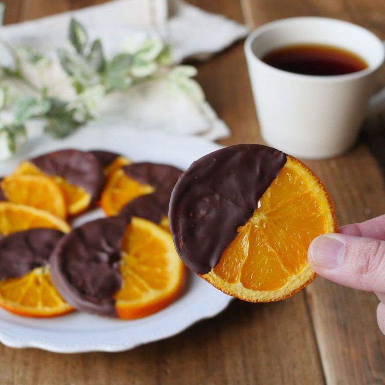 複数並んだの基本のオランジェットを一枚持ち上げているところ