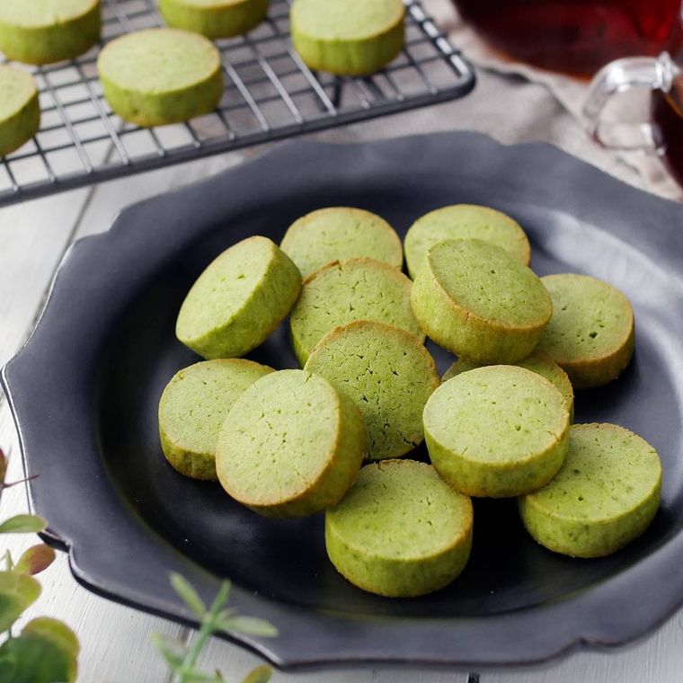 黒い器にのせた抹茶クッキー
