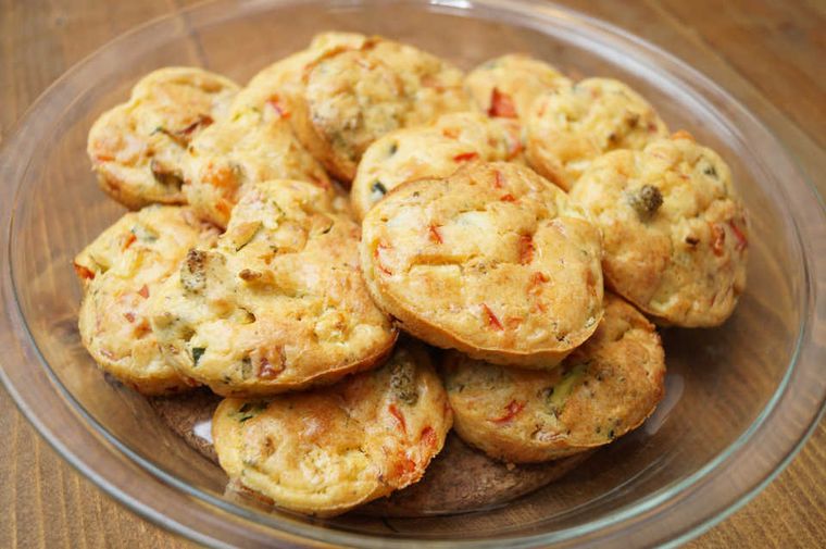 透明な皿に盛り付けたケークサレ