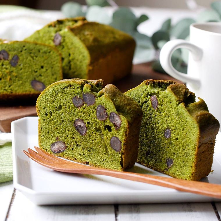 四角く白い皿に取り分けた抹茶と大納言のパウンドケーキ