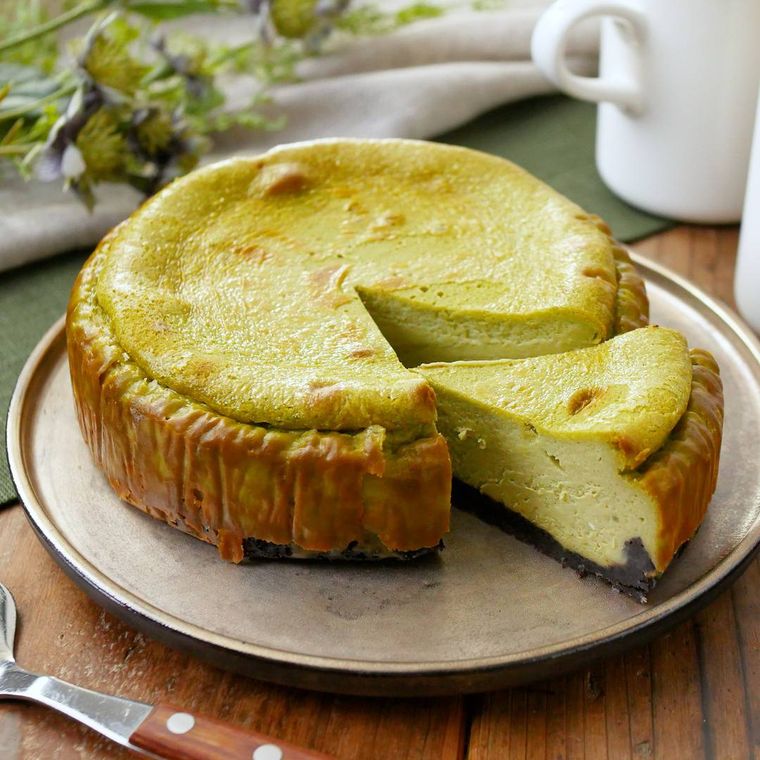 薄茶色の陶器にのせた抹茶チーズケーキ