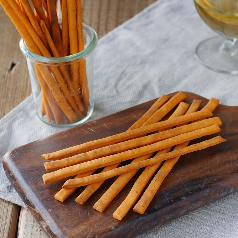 木のトレーにのせたおつまみスティッククラッカー