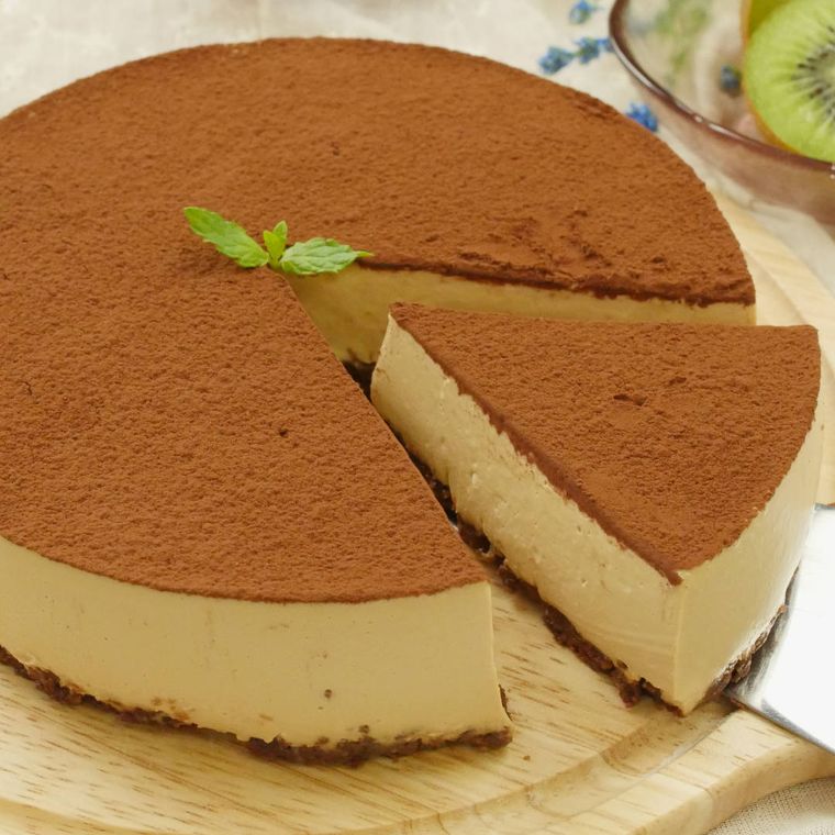 木のトレーにのせたカフェモカチーズケーキ