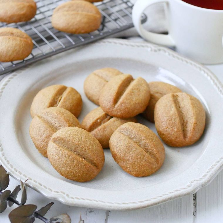 白い皿にのせたコーヒークッキー