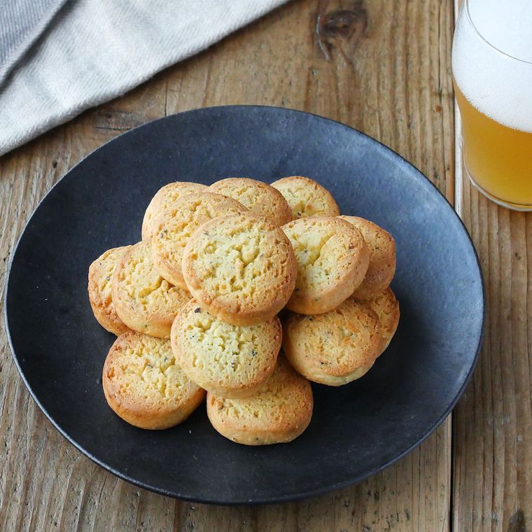黒い器に山盛りにのせたおつまみクッキー