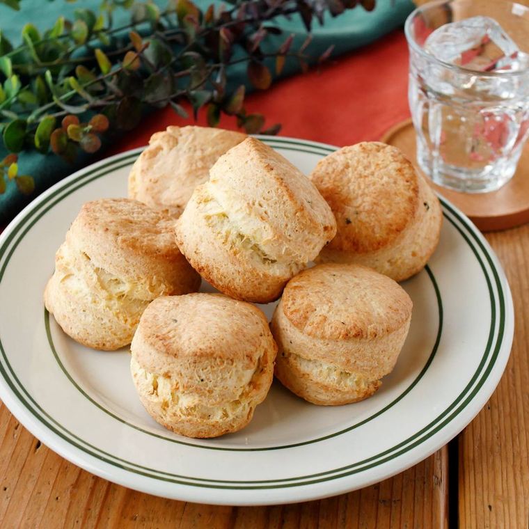 グリーンのラインの入った皿にのせたチーズスコーン