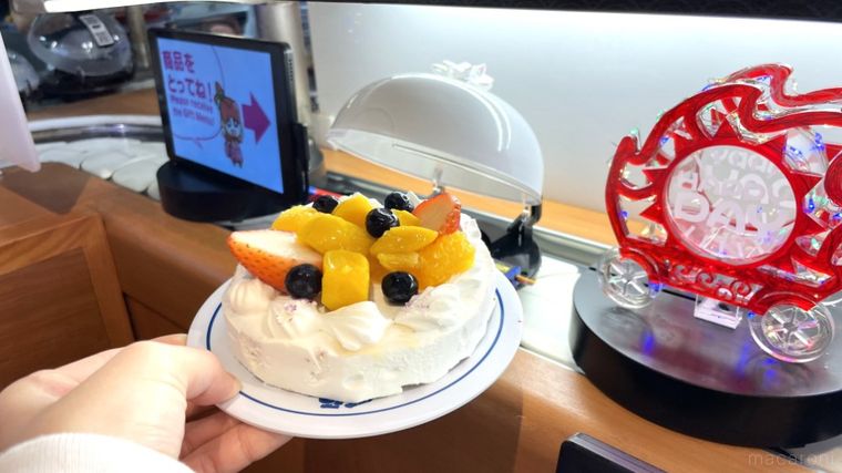 くら寿司のプレゼントシステムの彩りフルーツケーキを手に取り撮影