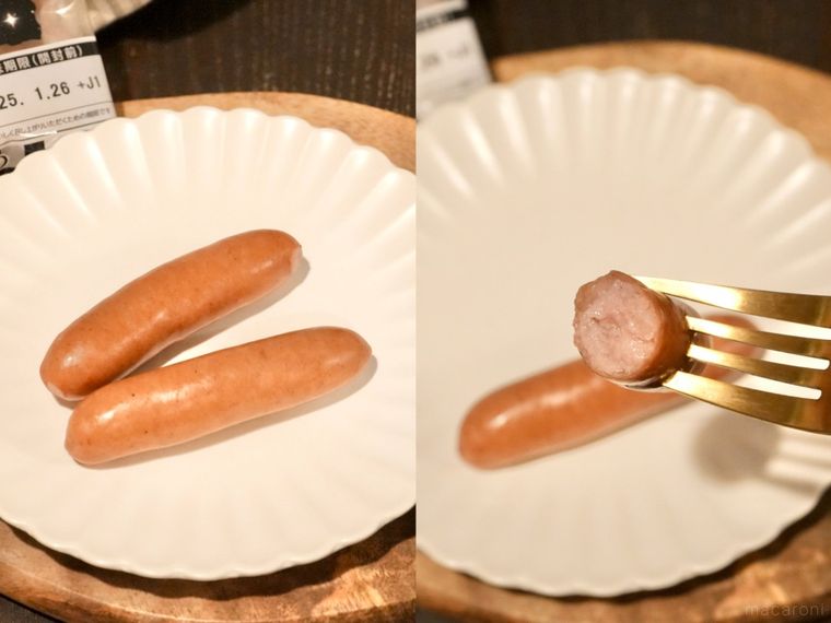 木のカッティングボードと白い皿にのったゆでたウインナーソーセージよ金のフォーク