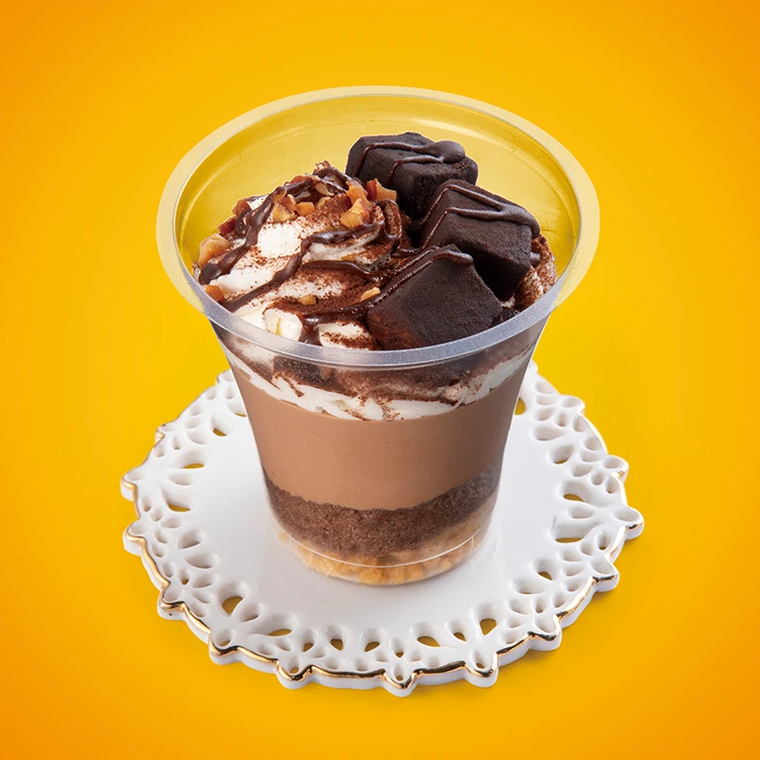 生チョコがのったチョコパフェのイメージ