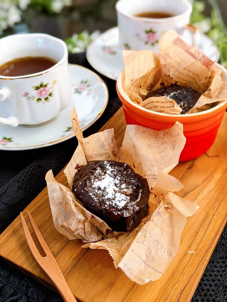 カッティングボードの上の濃厚チョコぷちケーキ