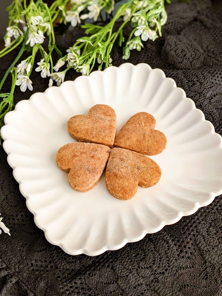 白い器に盛り付けたザクザククッキー