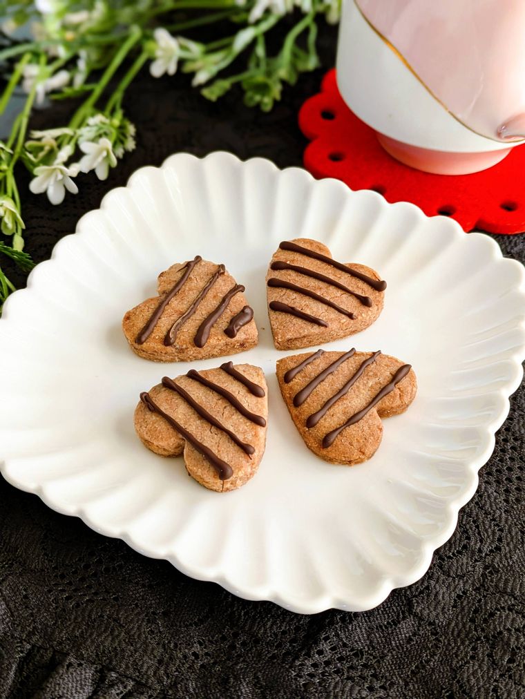 白い器に盛り付けたザクザククッキー