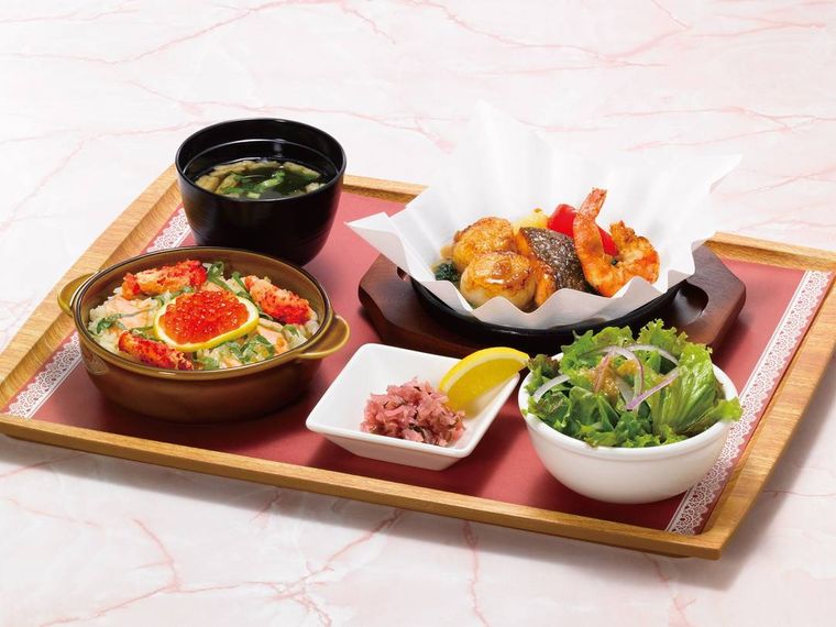 花咲蟹といくらの和風ピラフサクラマスと帆立のあつあつグリル