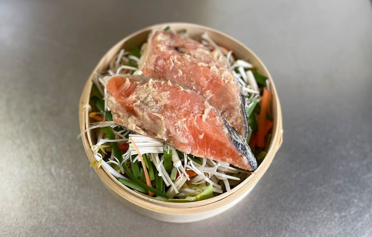 せいろに鮭のちゃんちゃん焼きの材料をセットしたところ