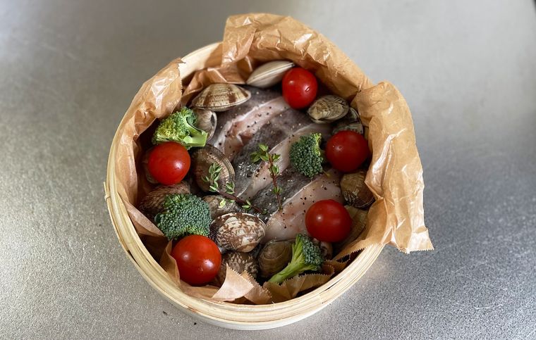 せいろを使ったアクアパッツァの下準備