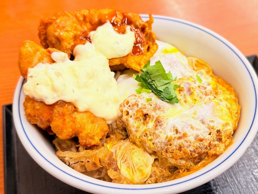 かつやの「牛・豚・鶏のトリプルカツ丼」を実食！ヘビー級な肉づくし丼