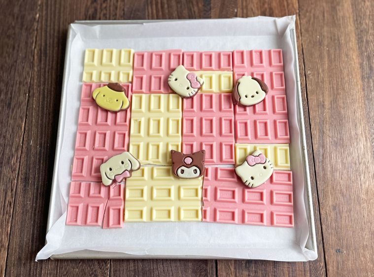 板チョコを敷いた上にサンリオキャラチョコをのせている