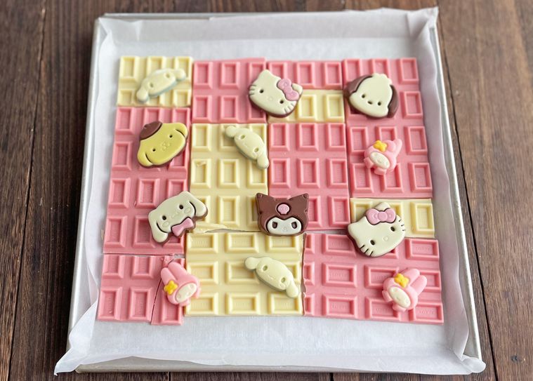 板チョコの上に並べたサンリオキャラクターチョコ