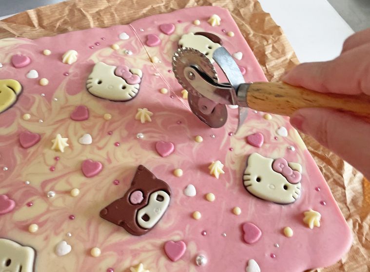 チョコバークをピザカッターでカットしていく
