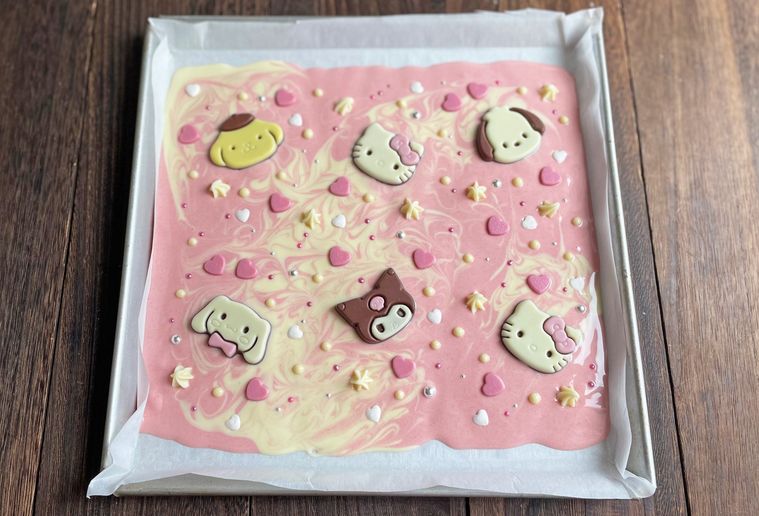 溶かした板チョコの上にトッピングをのせたところ