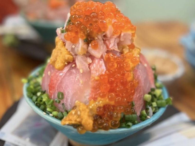 器にいくらや金目鯛などの海鮮が盛られた熱海駅前おさかな丼屋の金目鯛てっぺん丼